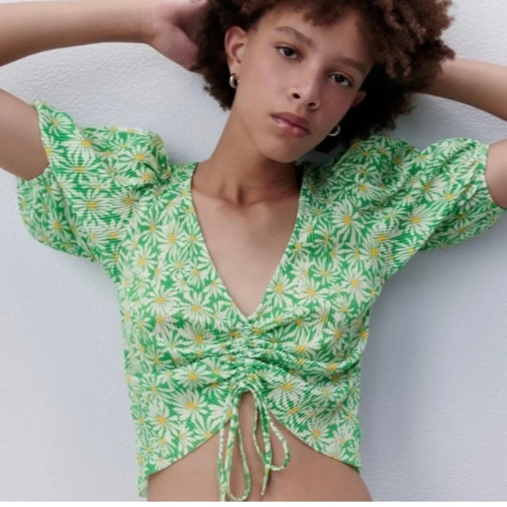 Zara green and white daisy ruched puff sleeve blouse size medium - Picture 2 of 11